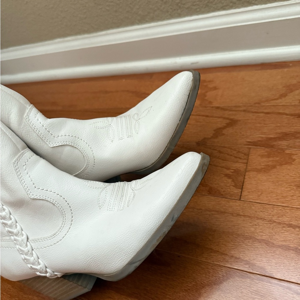 White Boots - Picture 4 of 7